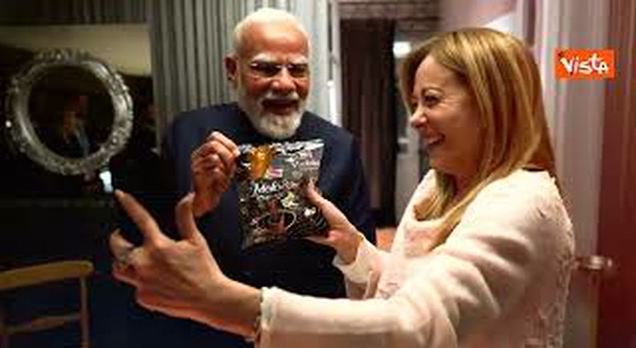 Modi porta a Meloni le caramelle 'Melody' in regalo e Giorgia fa il selfie