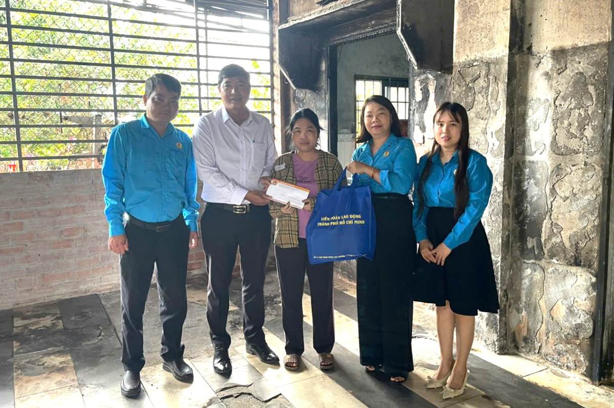 Thăm động viên, hỗ trợ đoàn viên bị cháy nhà ở TPHCM