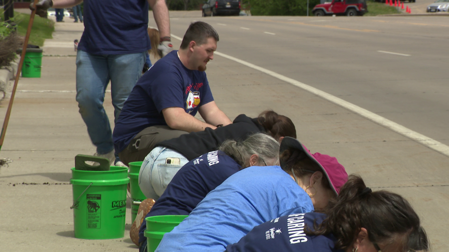 Volunteers out in full force across Fox Cities during Day of Caring