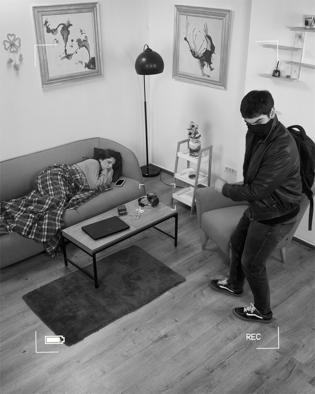 Thief forgets what he came in for and starts vibing to music 😂