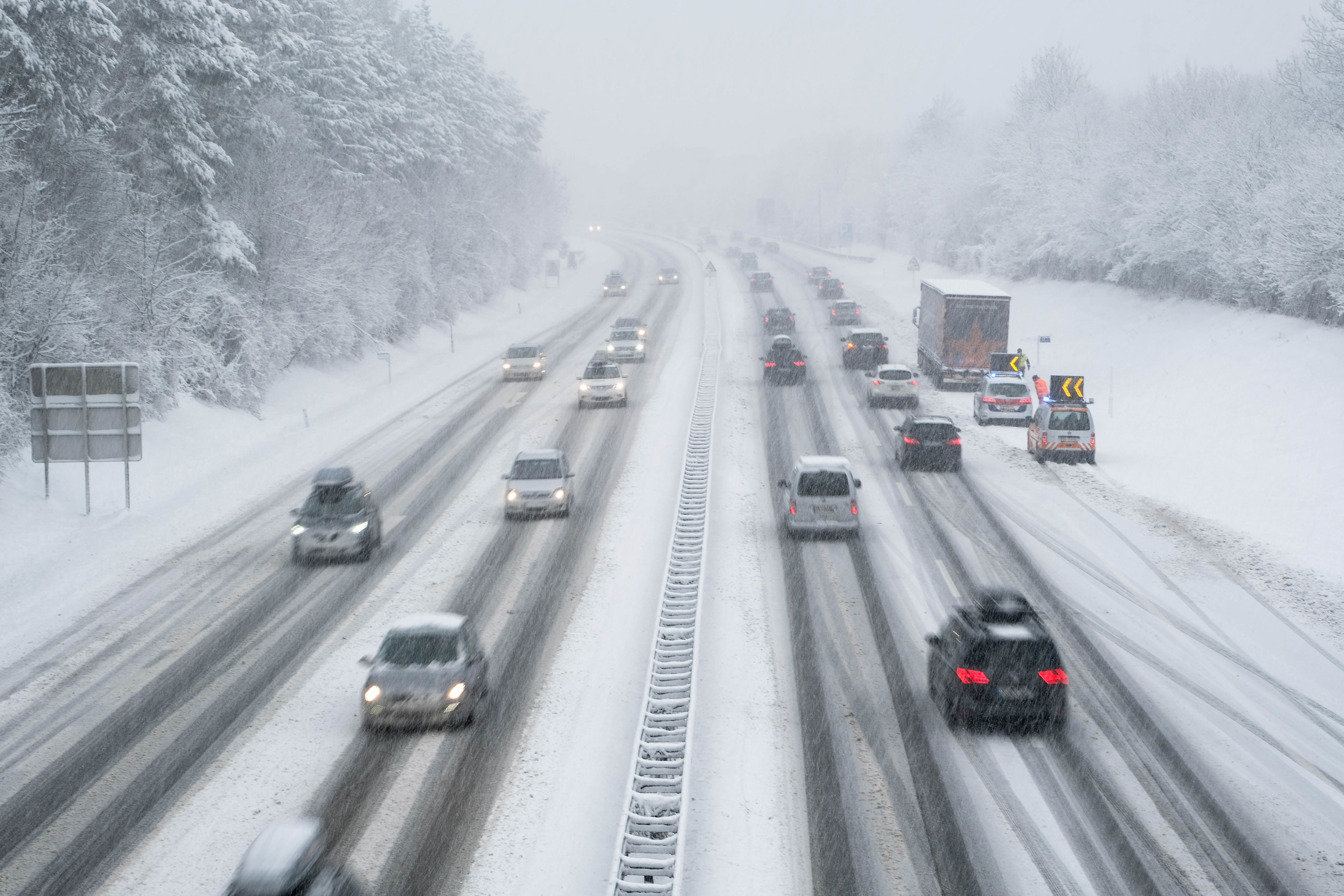 Heavy snow warning as at least 10 inches could hit 2 states
