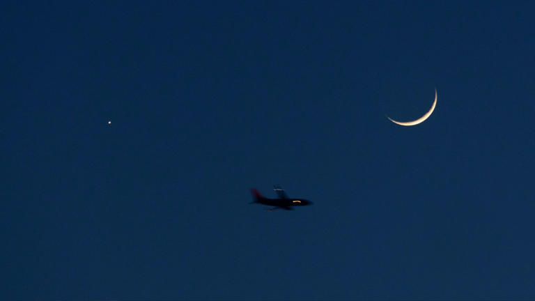 Venus and the crescent moon dazzle in a spectacular post-sunset show ...