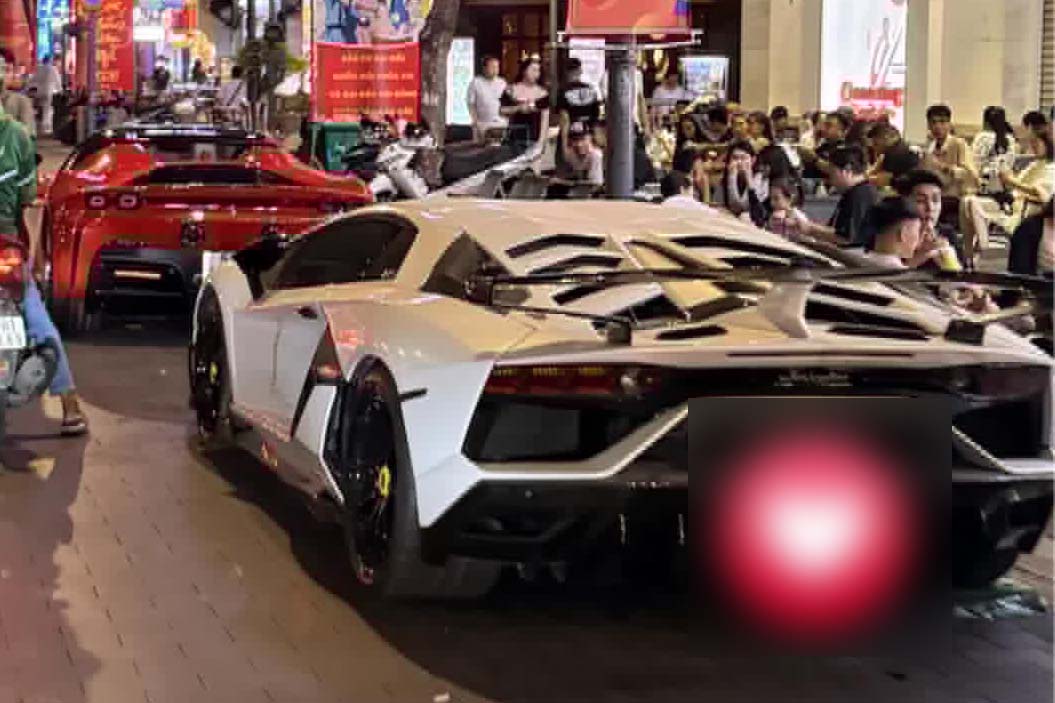 Cặp siêu xe Ferrari SF90 Spider và Lamborghini Aventador SVJ gây chú ý ở TPHCM