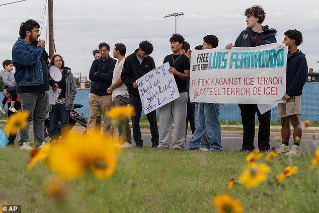 Texas high school senior takes final exam from ICE detention center