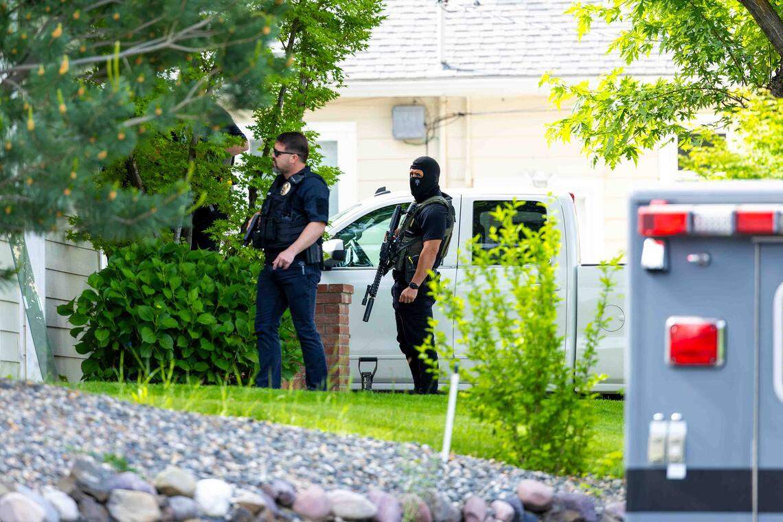Police and federal drug agents force open door of a home near Richland ...