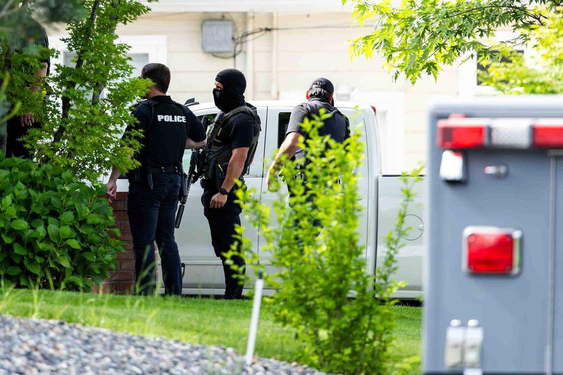 Police and federal drug agents force open door of a home near Richland ...
