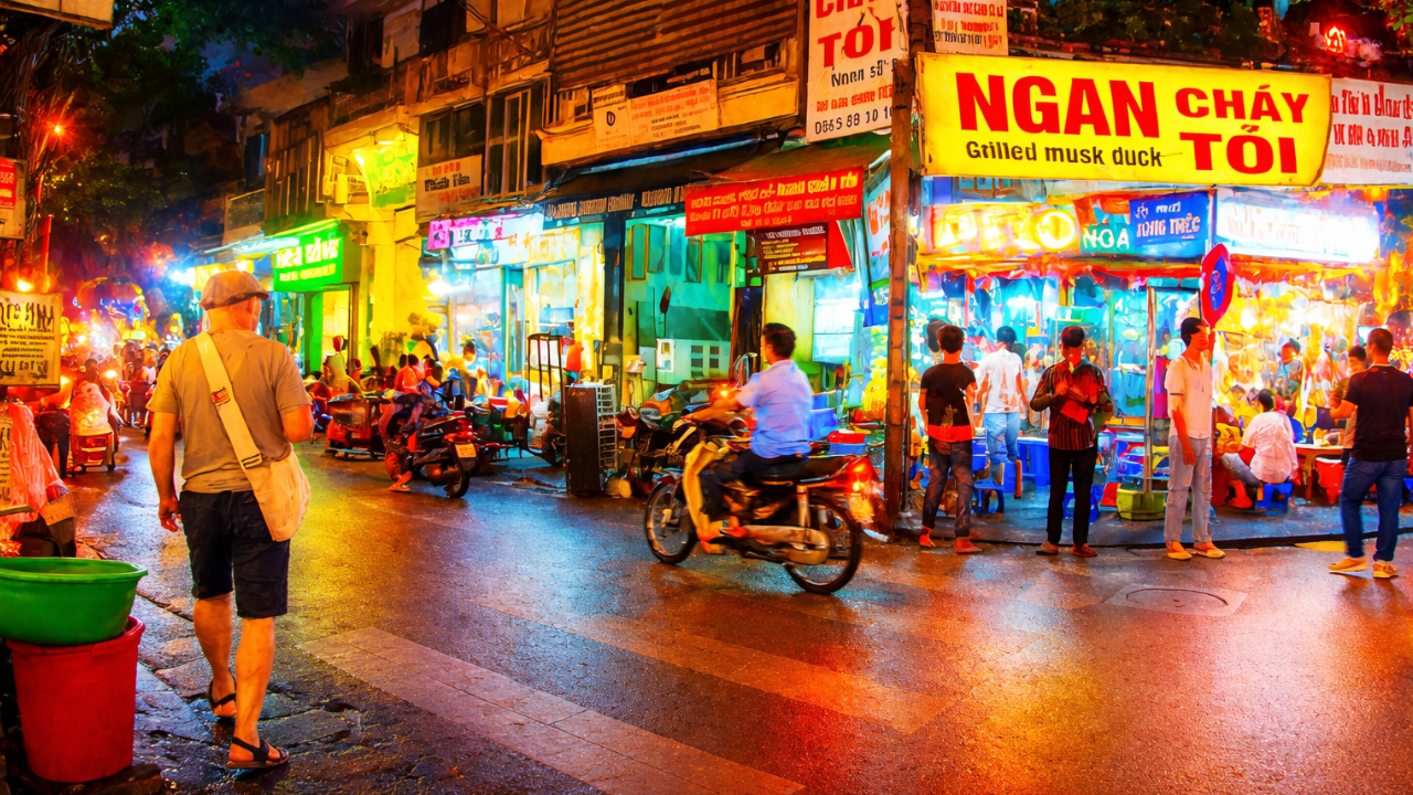 Exploring Hanoi’s busy evening streets (4K)