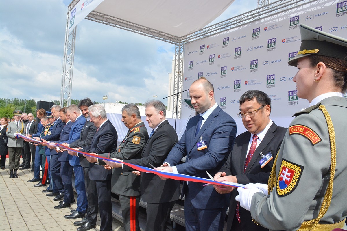 Đoàn Thứ trưởng Bộ Quốc phòng dự Triển lãm Công nghệ quốc phòng và An ninh quốc tế Bratislava (IDEB) 2026 tại Slovakia