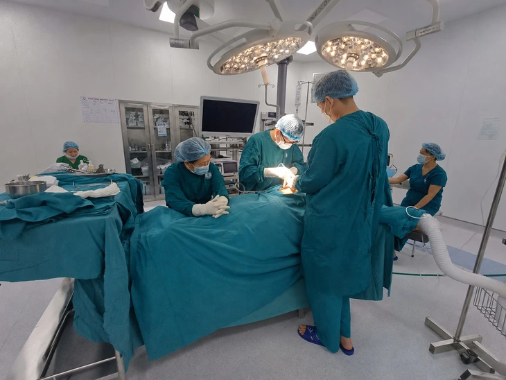 Cứu sống công nhân té giàn giáo thủng cơ hoành, rách gan