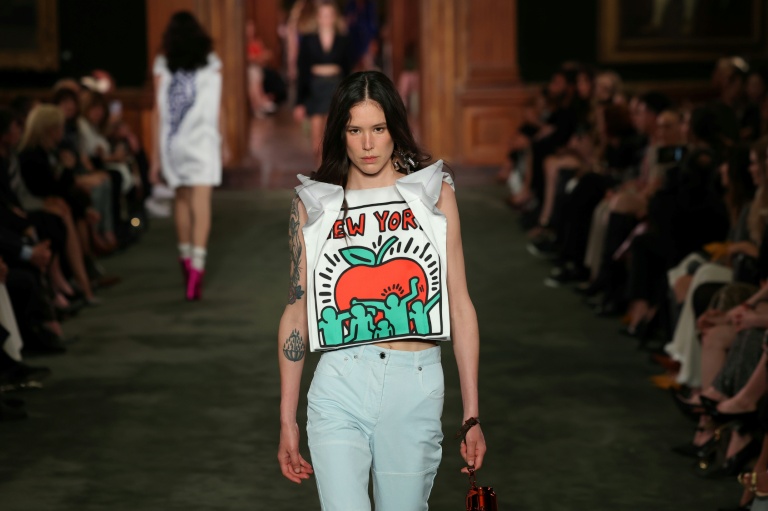 Louis Vuitton Mezcla Volantes y Cuero Motero en Desfile en Nueva York