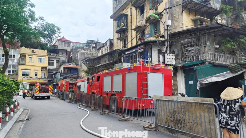 Kịp thời dập tắt đám cháy lớn tại căn hộ tập thể ở Hà Nội