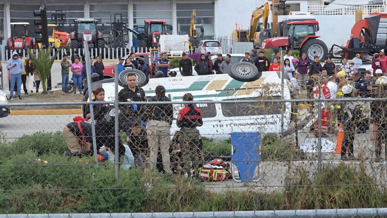 Choque entre combi de pasajeros y camioneta deja un muerto y 17 heridos