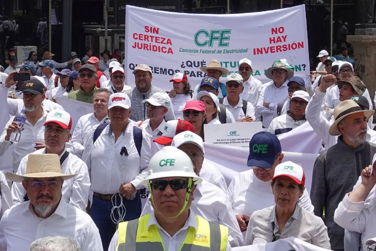 Jubilados de Pemex y CFE protestan en la Corte; exigen apoyo de ...