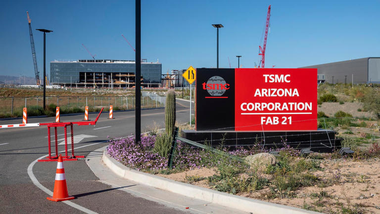 Vista de las obras del complejo de semiconductores de TSMC en Phoenix, donde Estados Unidos trata de recrear capacidad industrial propia para fabricar chips avanzados fuera de Taiwán en plena carrera global por reducir la dependencia.