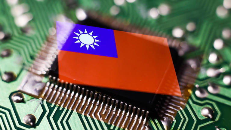 Un chip junto a la bandera de Taiwán, símbolo del papel central de la isla en la producción de semiconductores avanzados de los que depende la tecnología global en plena rivalidad entre China y Occidente.