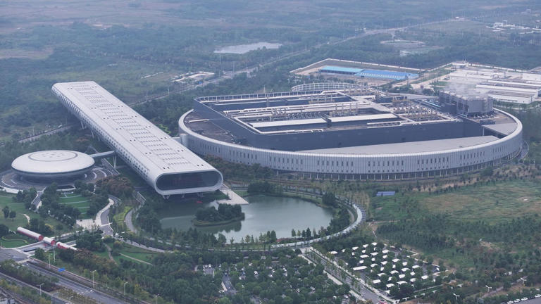 Vista aérea de la planta de TSMC en Nanjing, China. Es una de las pocas instalaciones del gigante taiwanés fuera de la isla. Produce chips de generaciones anteriores, mientras la fabricación más avanzada permanece concentrada en Taiwán.