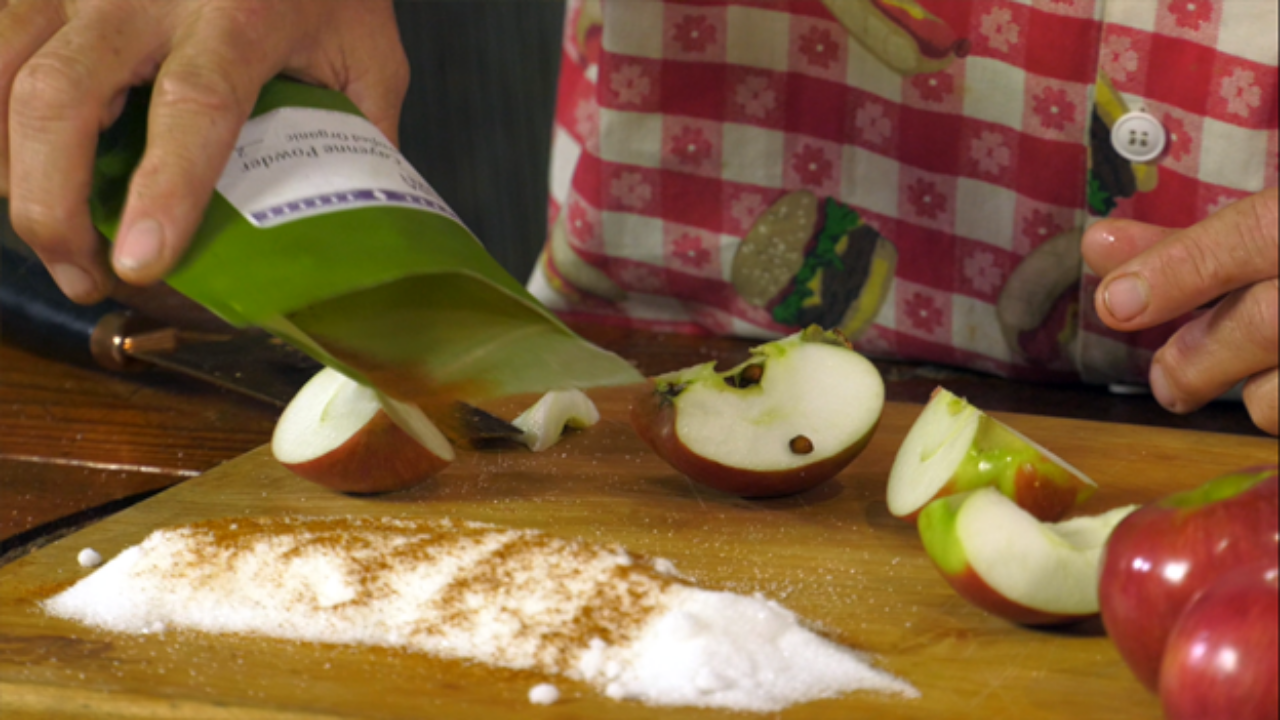Spicy grilled apple wedges