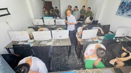Báo điện tử Tiền Phong Hình ảnh Công an TPHCM đột nhập triệt phá ổ lừa đảo. 1