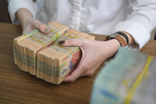 Giao dịch tiền mặt tại một ngân hàng. Ảnh: Giang Huy