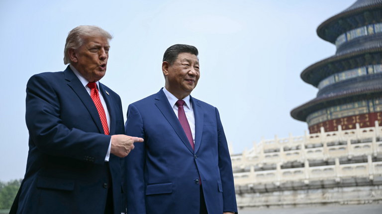 Donald Trump falatozik, Hszi Csin-ping a menüt írja, Európa pedig az ...
