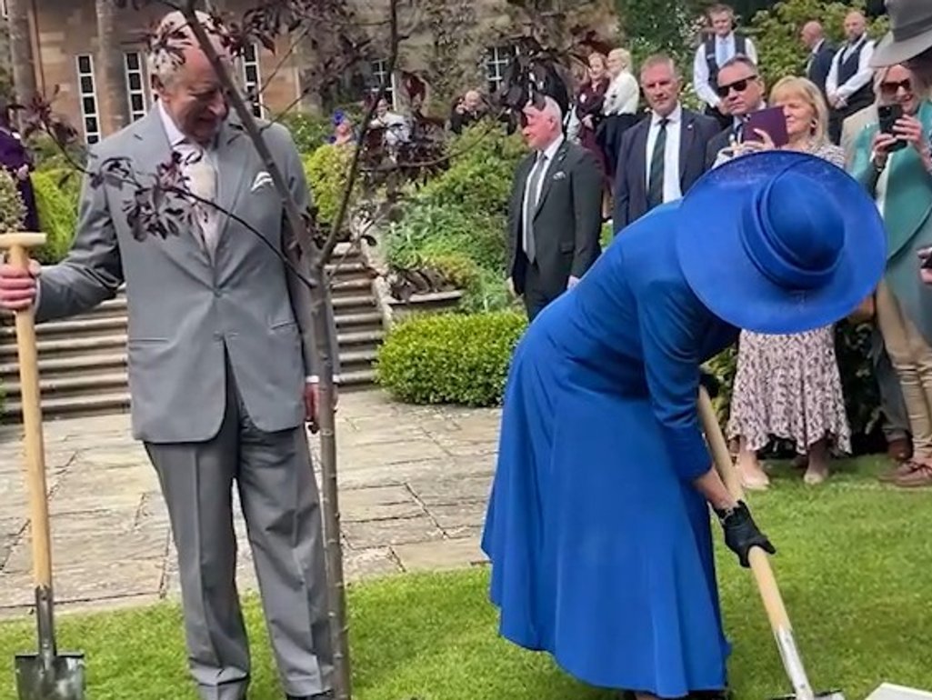 Charles und Camilla in Nordirland: Zwischen Möwen-Panne und Gartenfest