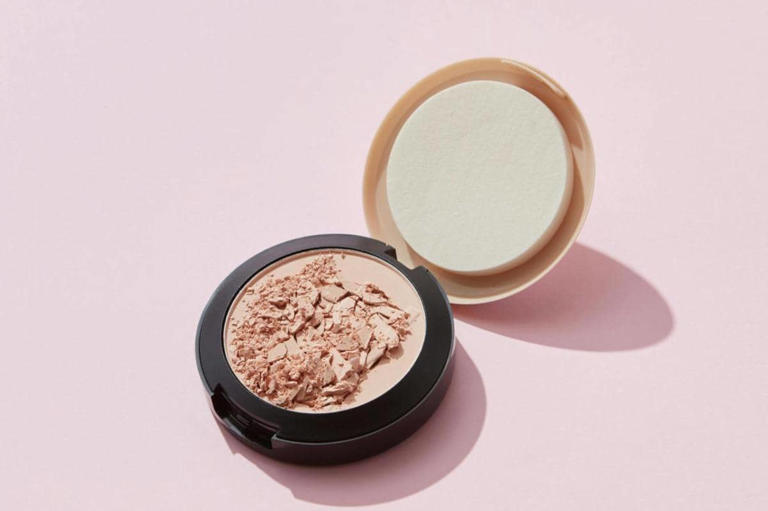5 perbedaan compact powder dan loose powder, mana andalanmu?