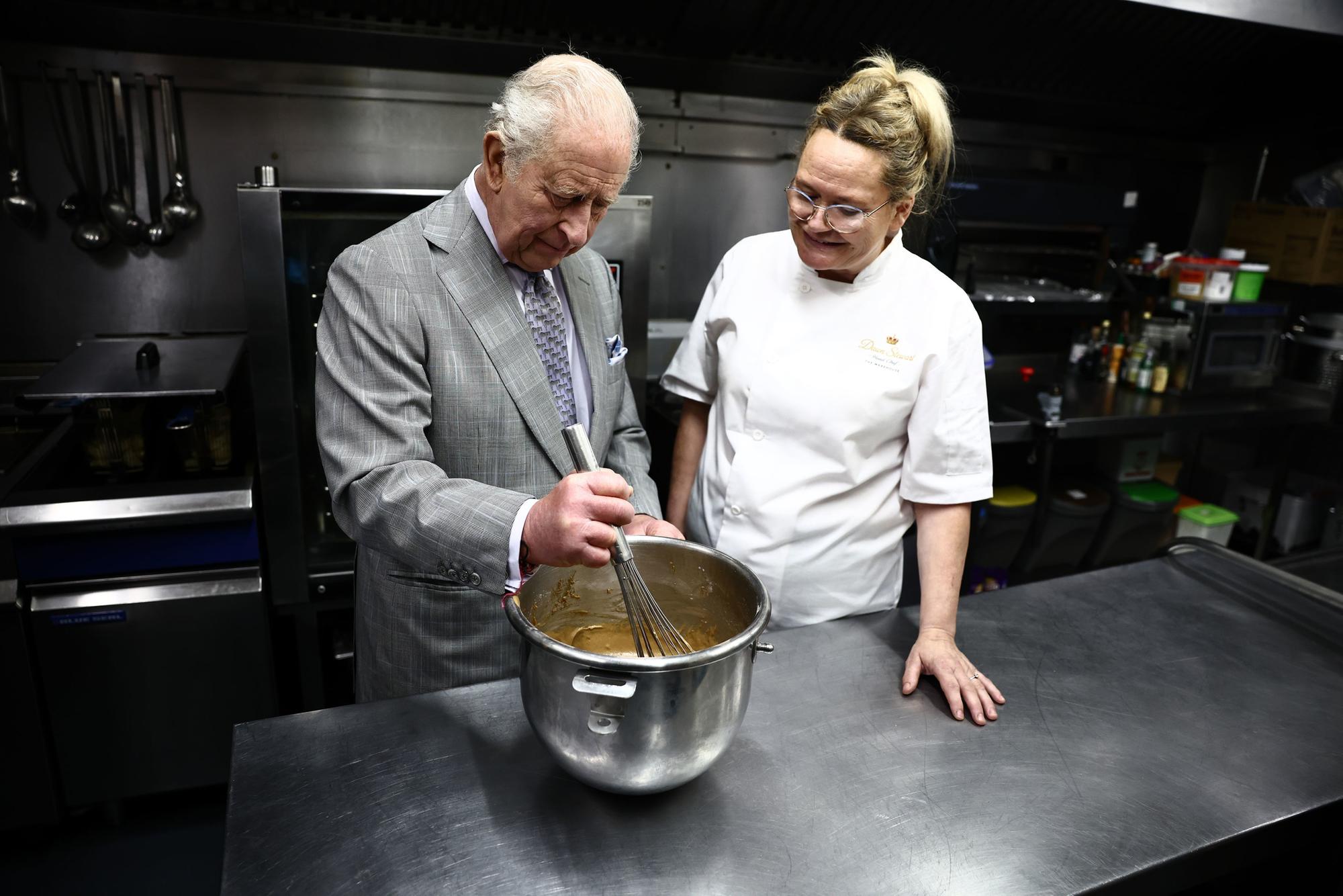 King creates a stir baking 'VIP dessert' at community hub