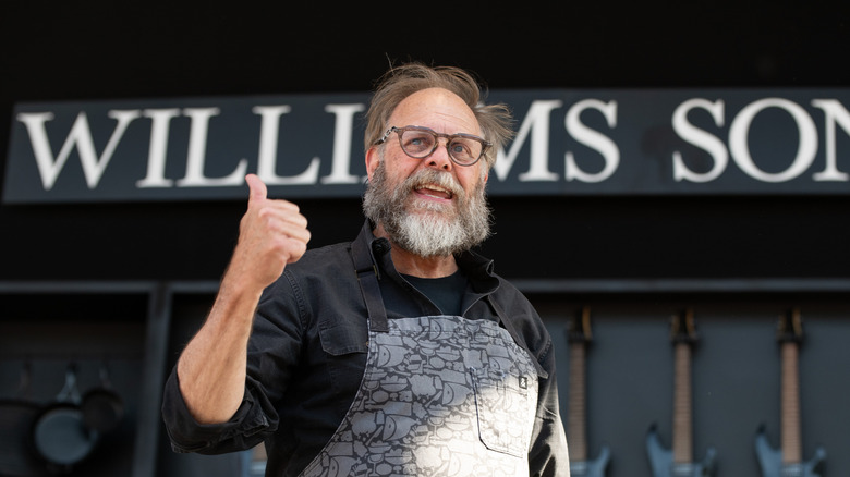How Alton Brown achieves a perfect crust on prime rib