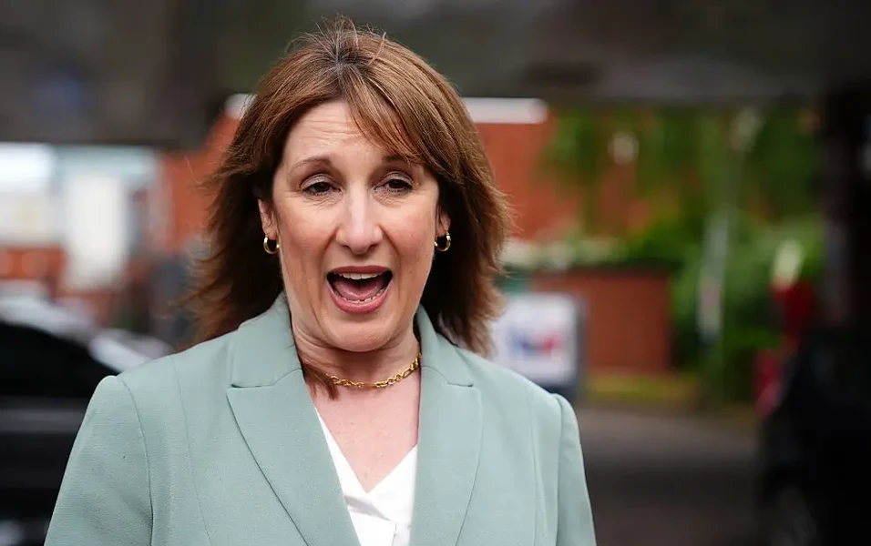Reeves urges supermarkets to pass on full tariff savings