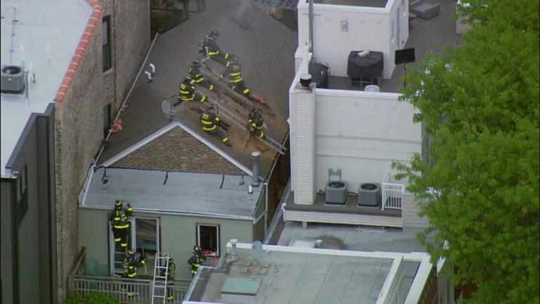 Fire breaks out in house in Chicago's Old Town community