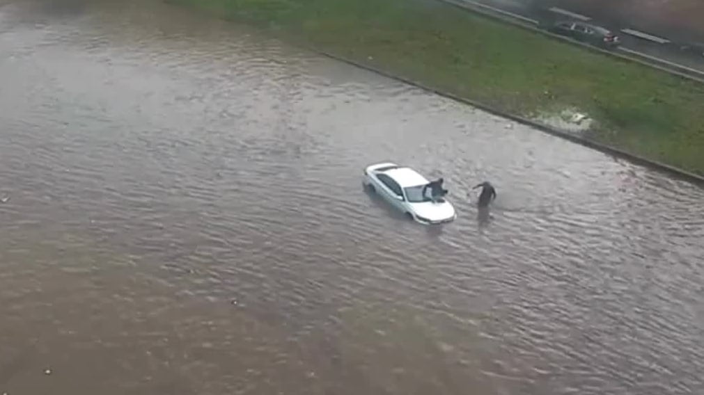 Flash flooding strands drivers after storms dump heavy rain on downtown ...