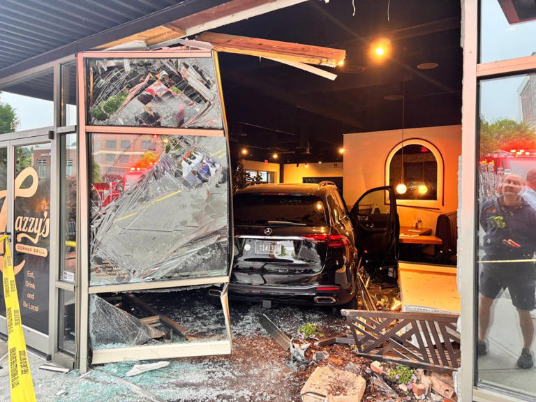 Car crashes into restaurant in Knoxville