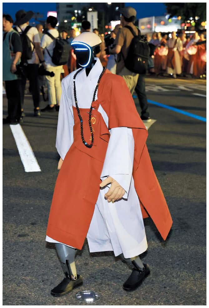 Robot monks march in Seoul lantern festival, modernizing Buddhism