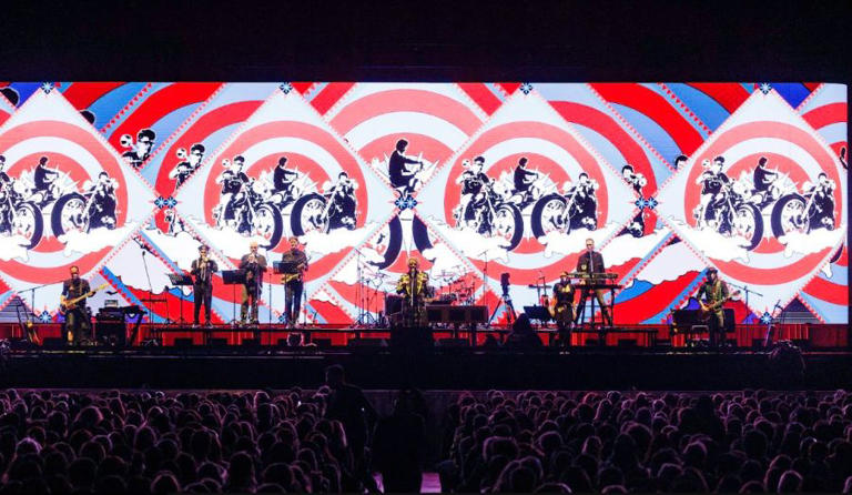 Fito Páez y su banda brillaron ante un Movistar Arena colmado en una noche intensa y emotiva