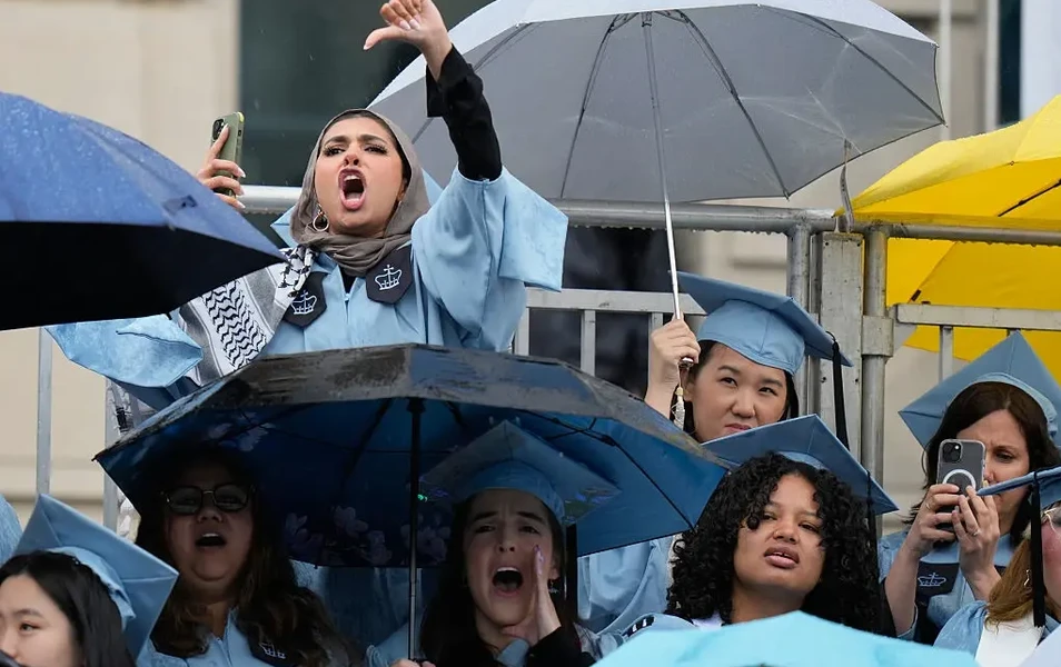 Graduates nationwide boo commencement speakers over AI remarks