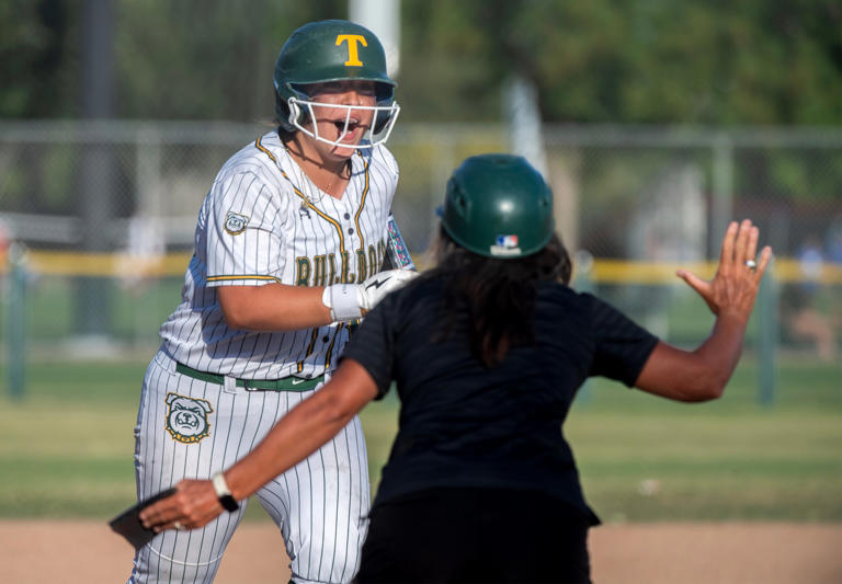 Who advanced to the CIF SJS softball championship games?