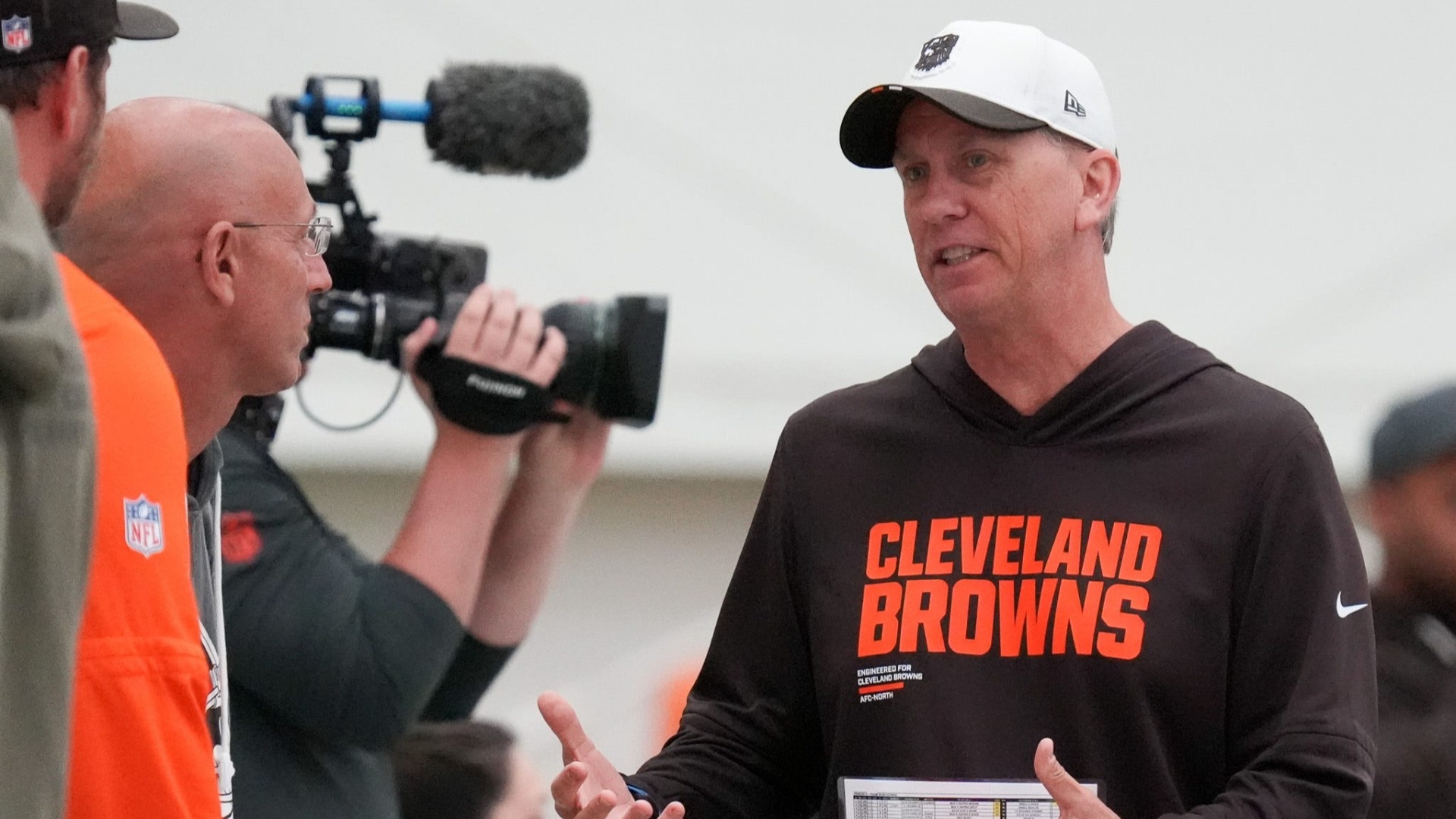 Browns edge Bucs 23-19 after 2-hour weather delay