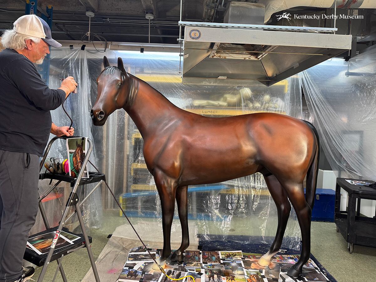 Artist paints Golden Tempo replica for Derby Museum Winner’s Circle