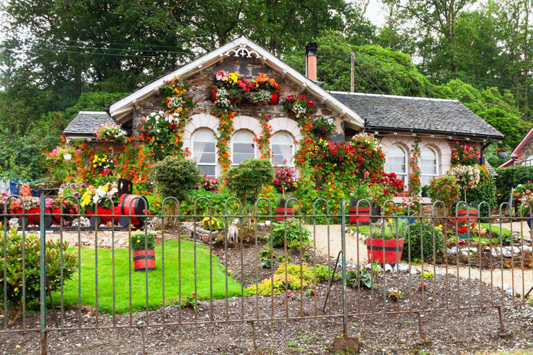 7 things that make your front yard look tacky, according to designers