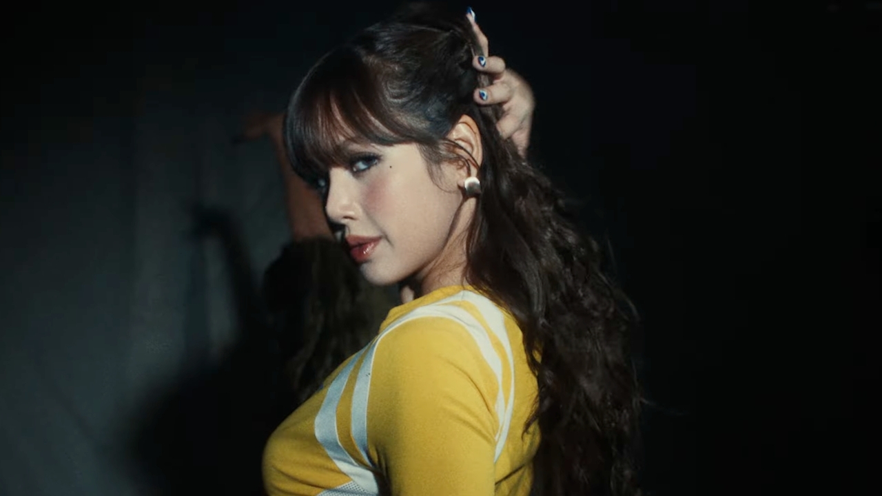 Lisa khoe vũ đạo trong MV cổ vũ World Cup