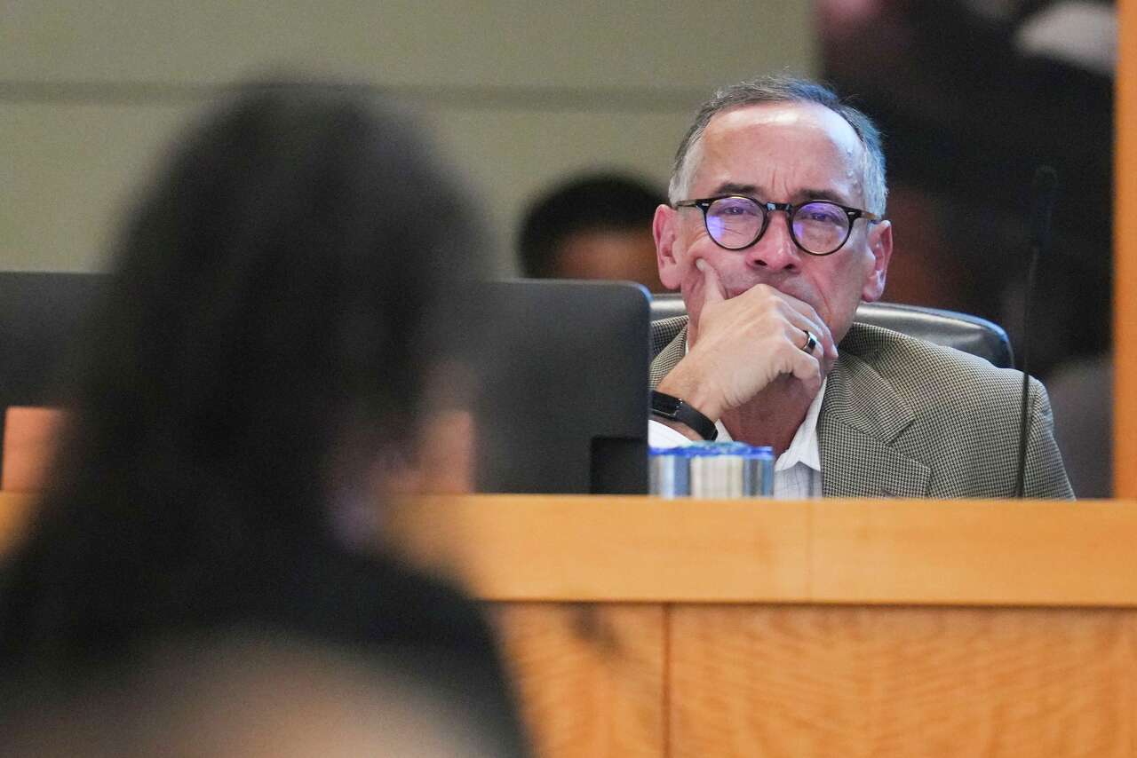 Houston ISD passes $2 billion budget, with $25M deficit heading into ...