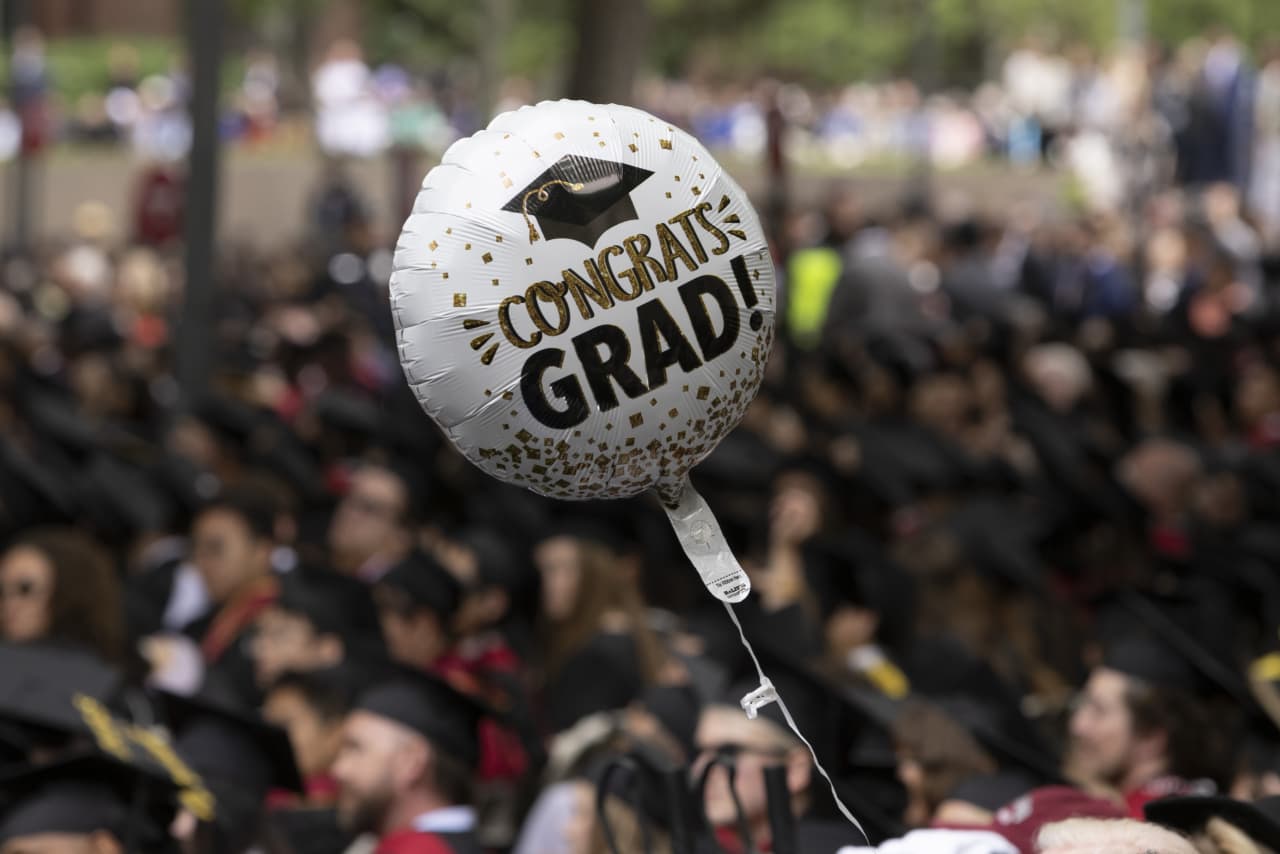 AI beats up CEO commencement speakers—unless they play it right