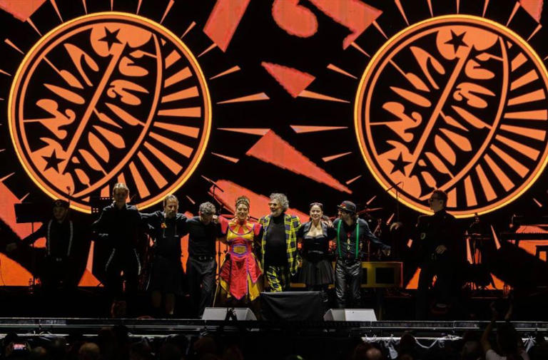 Fito Páez despidió Novela en el Movistar Arena con una puesta teatral, intensa y cargada de emoción.