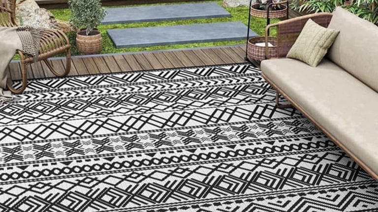 Walmart's 'vibrant' $24 geometric outdoor rug adds a 'touch of elegance ...