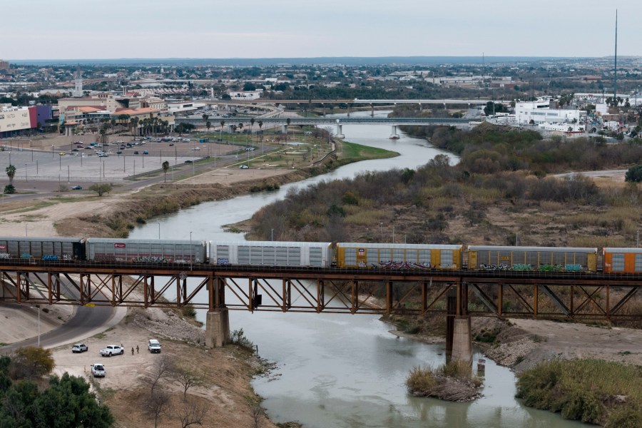 Woman linked to 7 human smuggling deaths still in US Marshals custody