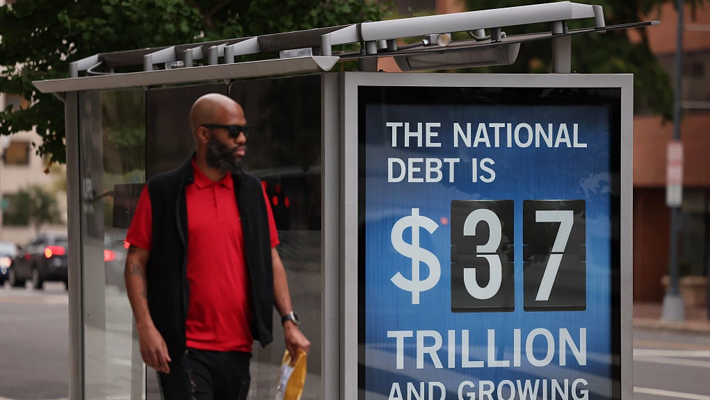 US debt tops $39 trillion as deficit outlook worsens