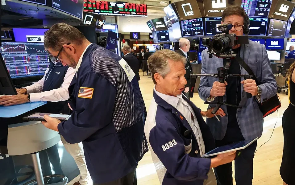Geopolitical strains and Fed stance rattle volatile markets