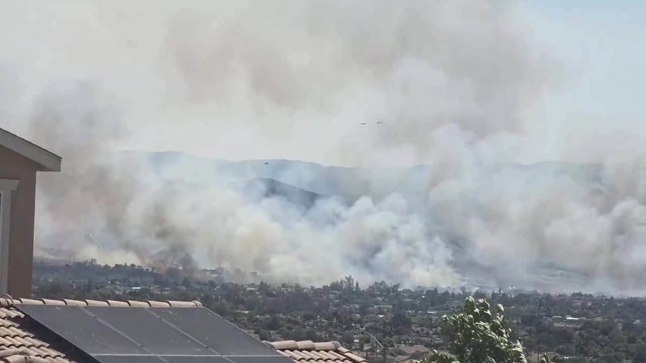 Bain fire spreads near residential area in Riverside, California, USA