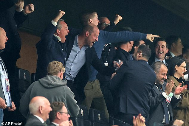 Moment William hugs fan as he celebrates Villa'a win in the stands and ...