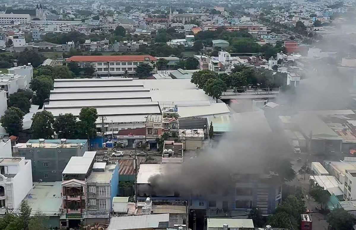 Cháy nhà kho ở TPHCM, nhiều công nhân thoát ra ngoài